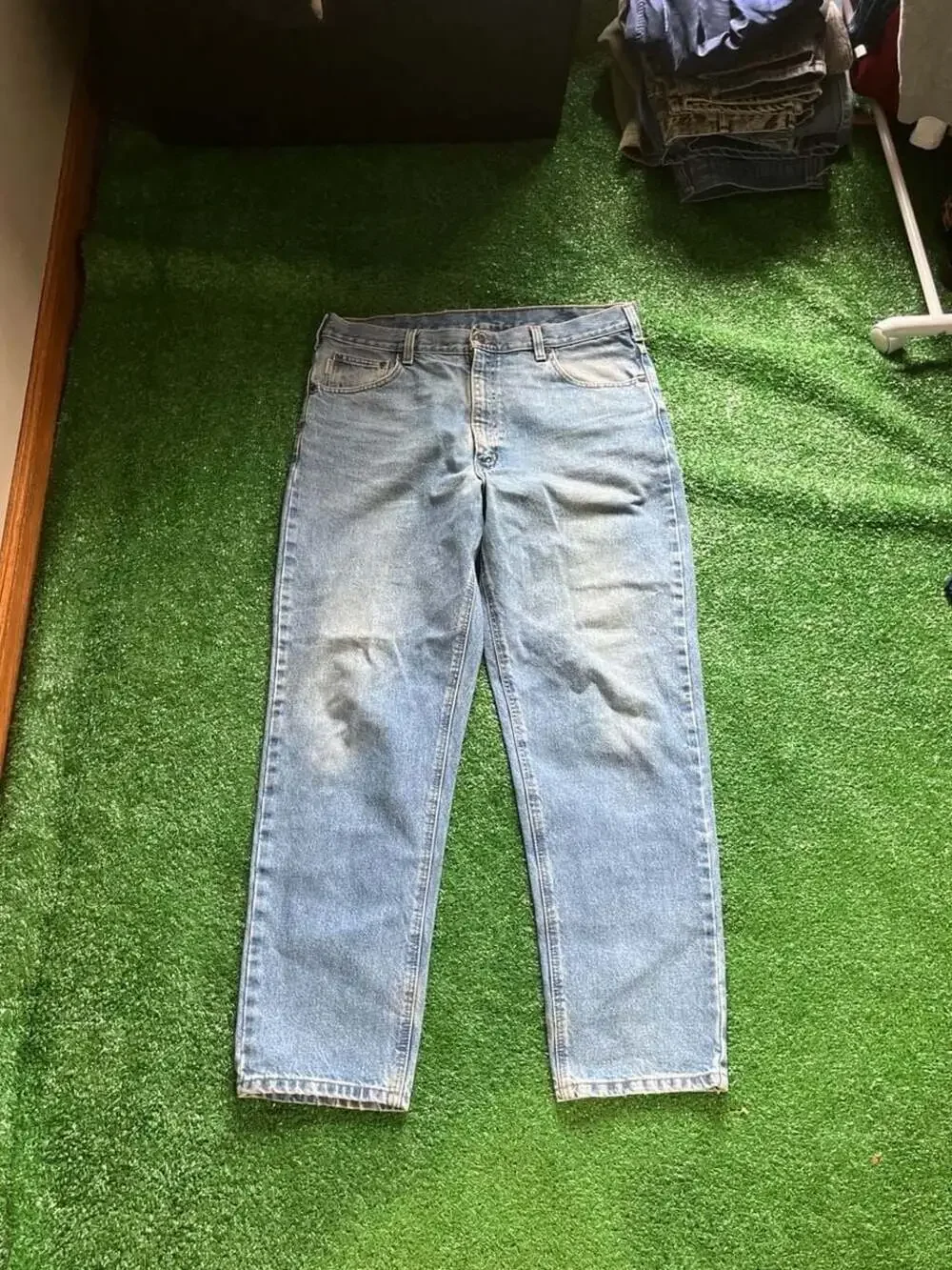 (1) Vintage Carhartt Relaxed Fit B160 STW Denim Work Jeans Light Wash
